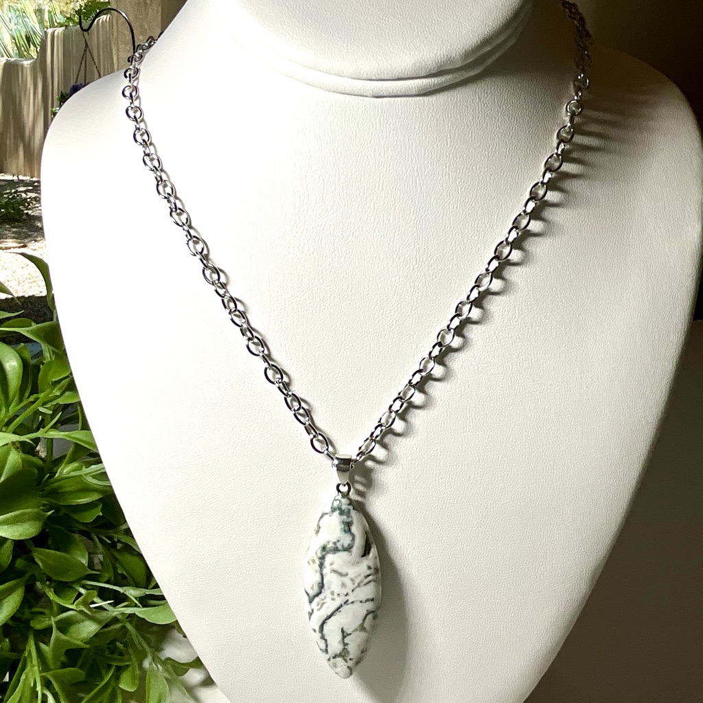 Lovely Tree Agate Pendant And Chain